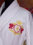 вышивка логотипа узора на халатаз